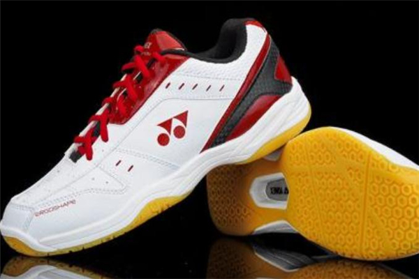 羽毛球鞋和跑步鞋的区别,羽毛球鞋和跑步鞋的区别买多大号码