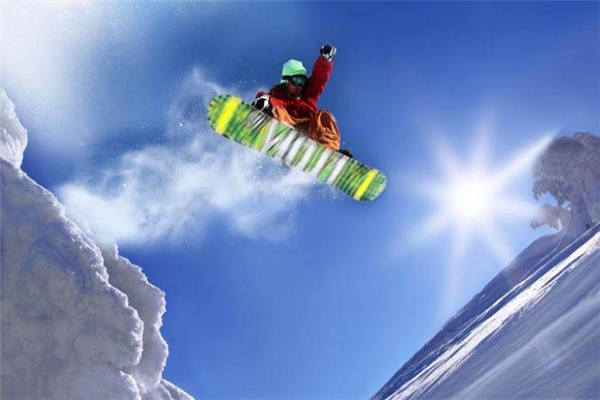 滑雪服里面要穿厚的衣服吗,滑雪需要穿很多吗