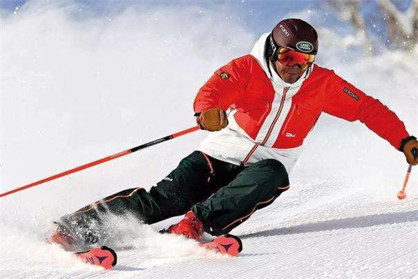 冲锋衣可以代替滑雪服吗,滑雪服跟冲锋衣有什么区别