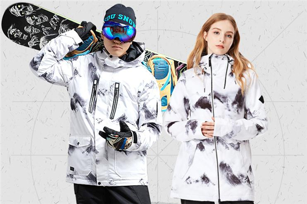 滑雪服和冲锋衣哪个好,滑雪服和冲锋衣区别
