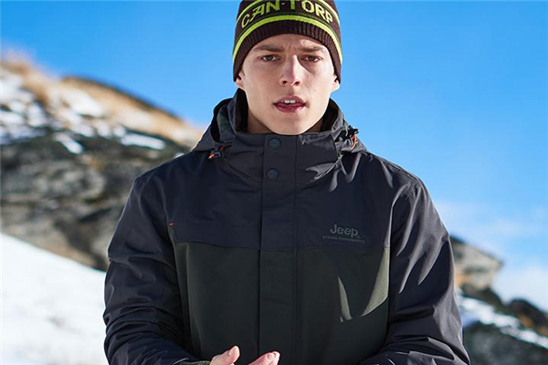 登山服和羽绒服哪个暖和,登山服暖和还是羽绒服暖和