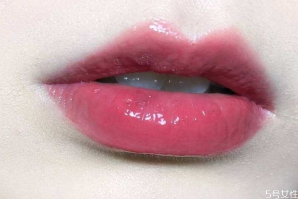 涂口红会卡唇纹怎么办,涂口红有唇纹怎么办