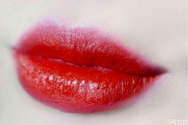 唇纹深适合什么样的口红,唇纹比较深的涂那种口红好看