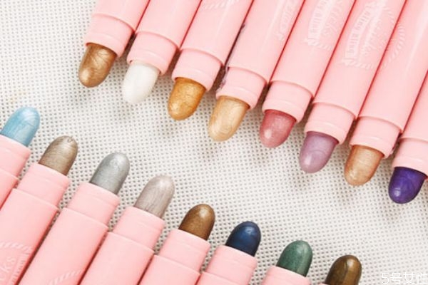 遮瑕笔好还是遮瑕棒好,修容棒和遮瑕笔的区别