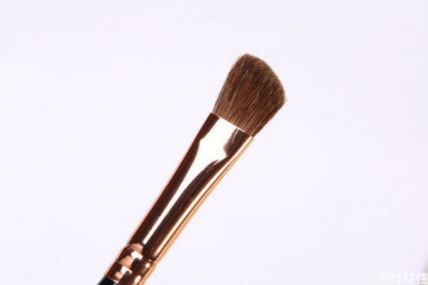 鼻影刷斜角和火苗哪个好用,圆鼻影刷和斜鼻影刷哪个好