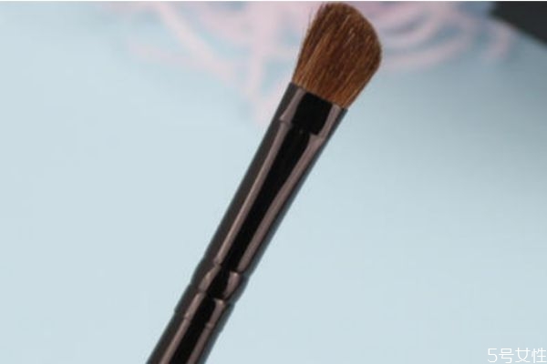 眼精华和眼霜的区别是什么(眼精华和眼霜的区别是什么)