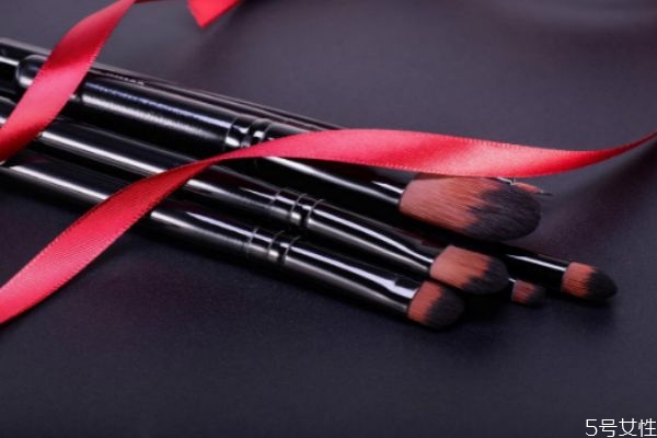 清洗化妆刷的方法,化妆刷用什么清洗最干净