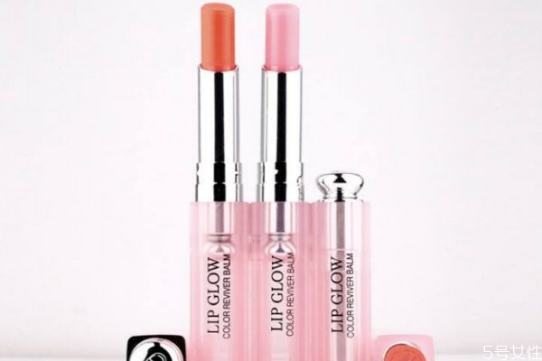 润唇膏怎么用,涂唇膏的正确步骤