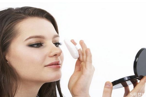 粉饼和散粉哪个控油效果好,化妆控油是粉饼好还是散粉好用 粉饼和散粉哪个控油效果好,化妆控油是粉饼好还是散粉好用