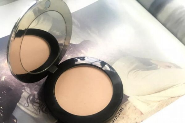 粉饼是按压式还是涂抹式,干粉饼是按压还是涂抹 粉饼是按压式还是涂抹式,干粉饼是按压还是涂抹