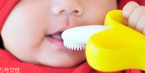 宝宝出牙期该用什么磨牙工具(婴儿出牙期磨牙)
