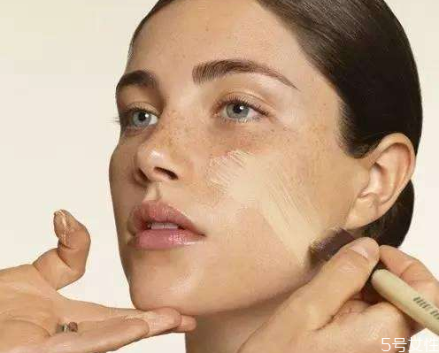 粉底液怎么试色,粉底液在哪里试色最准确
