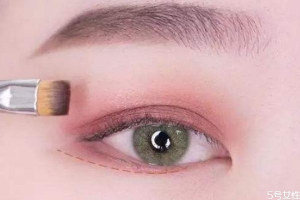 肿眼泡如何化妆,肿眼泡如何画眼妆