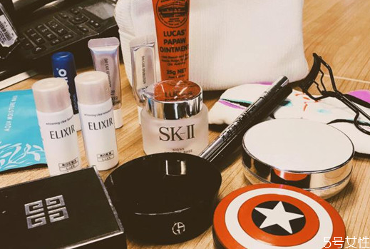 女生化妆包里应该有什么东西?,化妆包里一定要有的好物 女生化妆包里应该有什么东西?,化妆包里一定要有的好物