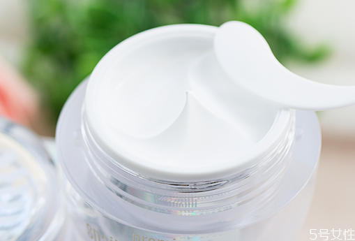 素颜霜用粉扑还是手抹,素颜霜可以直接用手涂抹吗
