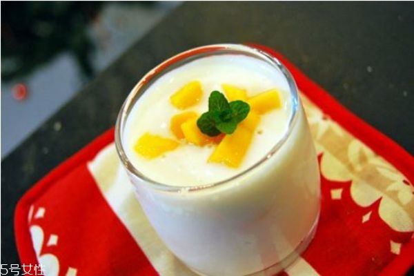 喝酸奶的最佳时间是什么时候,喝酸奶的最佳时间表