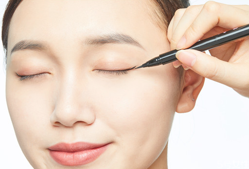 如何画眼线不手抖,怎么画眼线手不抖