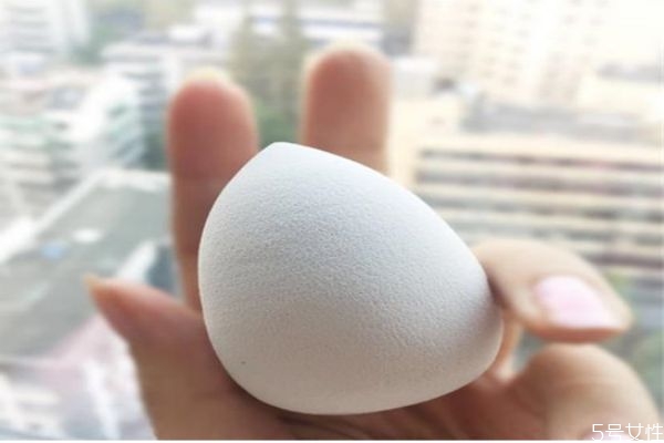 美妆蛋打湿后怎么弄干,美妆蛋打湿后要拧干吗?