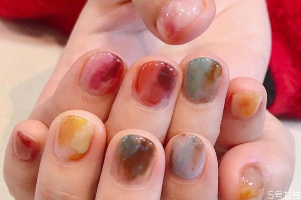 美甲第三一层涂的是什么胶,美甲第三一层涂的是什么