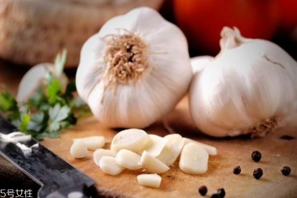 大蒜怎么保存不发霉,大蒜怎么保存不发霉不发芽?大蒜发霉了还可以吃吗?