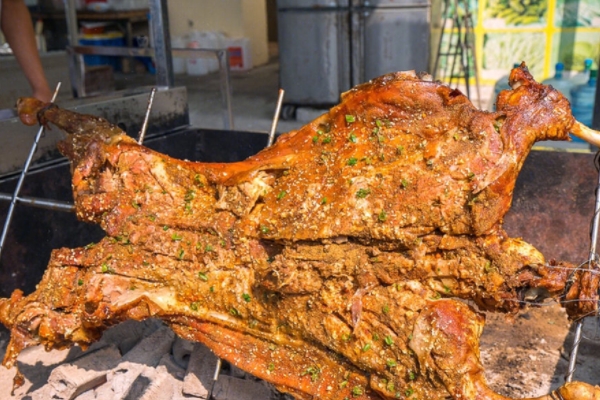 烤全羊的方法,烤全羊用什么烤