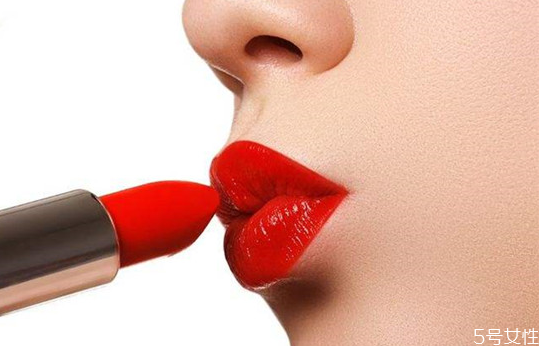 口红太干加什么变滋润,口红太润了怎么变干 口红太干加什么变滋润,口红太润了怎么变干