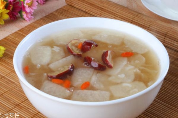 冰糖雪梨放枸杞的功效,冰糖炖雪梨放枸杞的作用