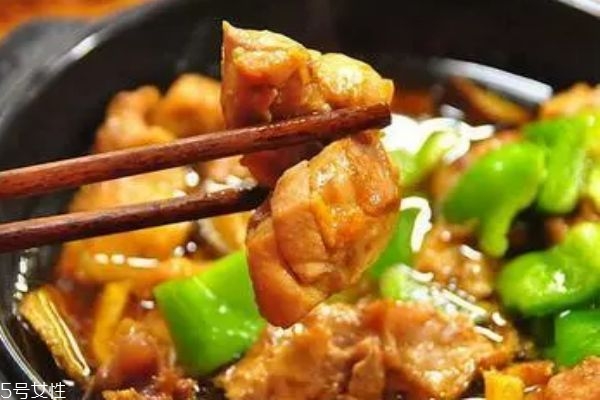 黄焖鸡用的是什么鸡肉,黄焖鸡都是用的什么肉