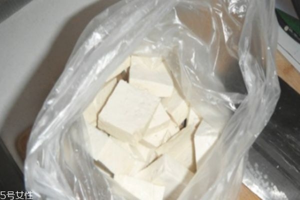 冻豆腐的功效和作用,冻豆腐的功效和作用禁忌