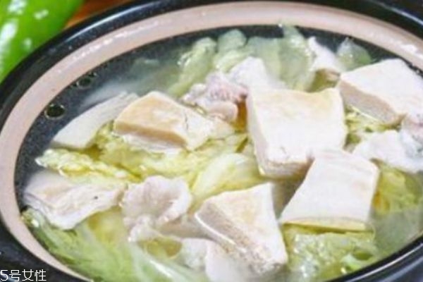 火锅冻豆腐就是鲜豆腐冻的?,火锅店里的冻豆腐是怎么做的