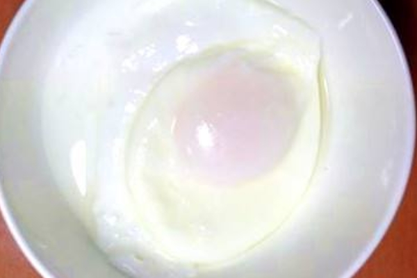 水煮荷包蛋不破的方法,煮荷包蛋怎么煮才不烂