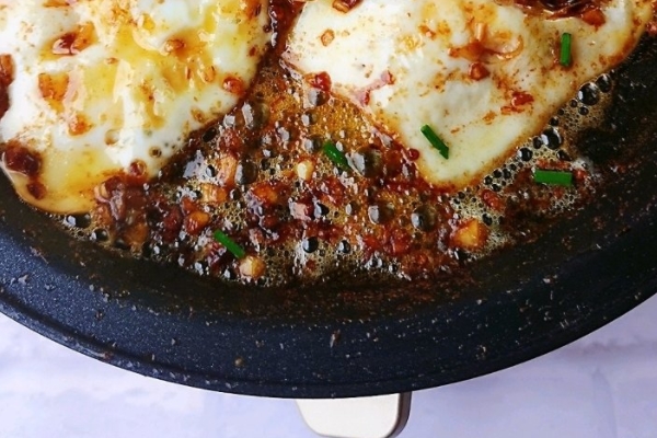 荷包蛋可以放冰糖吗,荷包蛋可以放糖吃吗