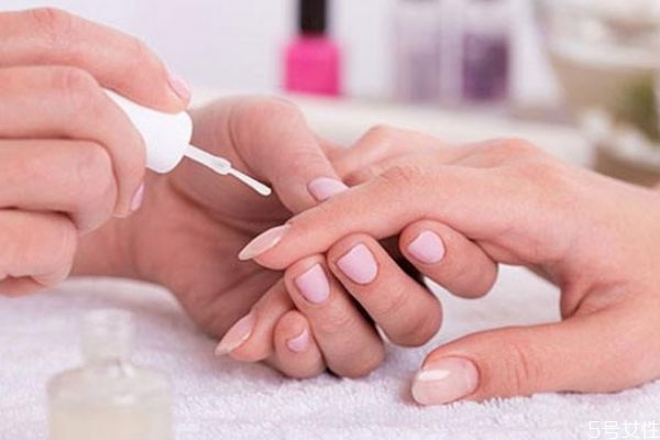 经常做美甲手会黑吗,为什么做美甲手会黑吗