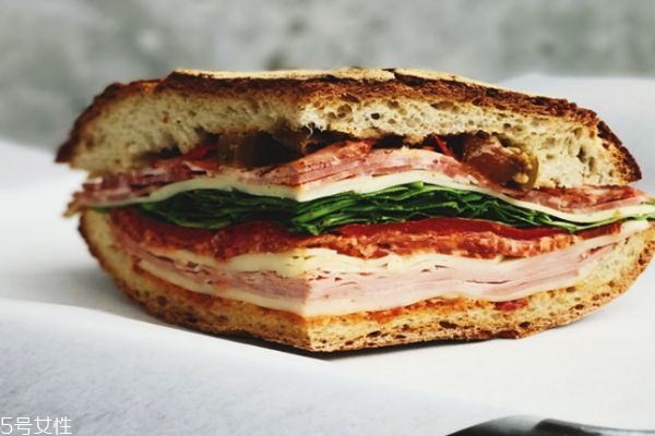 为什么不吃碳水体重掉的快,恢复碳水体重上升