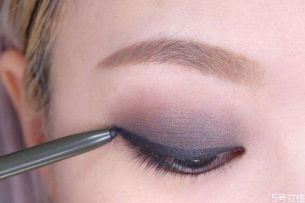 日常烟熏妆眼影画法步骤,烟熏眼妆的画法步骤图片 日常烟熏妆眼影画法步骤,烟熏眼妆的画法步骤图片
