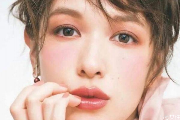 日常烟熏妆眼影画法步骤,烟熏眼妆的画法步骤图片