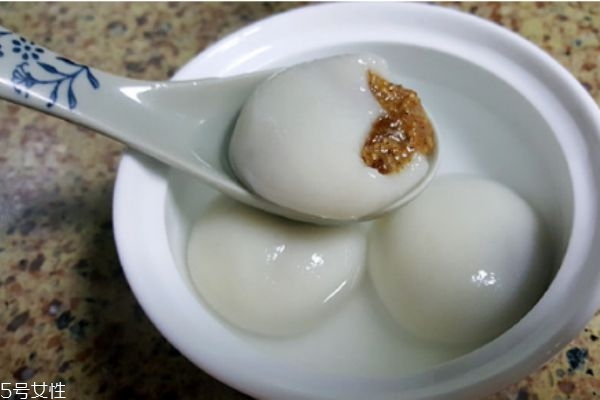 做汤圆时糯米粉和水的比例,汤圆糯米粉和水的比例