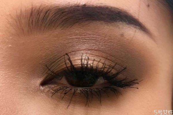 小烟熏妆眼影画法,烟熏眼妆的画法步骤图片