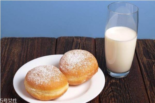 牛奶不能和什么一起吃相克,牛奶不能和什么一起吃? 牛奶不能和什么一起吃相克,牛奶不能和什么一起吃?