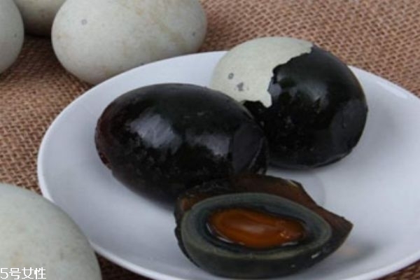 皮蛋不能和什么一起吃?,皮蛋不能和什么一起吃会中毒