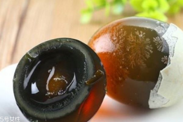 皮蛋是怎么做出来的 配方,做皮蛋的配方和原料