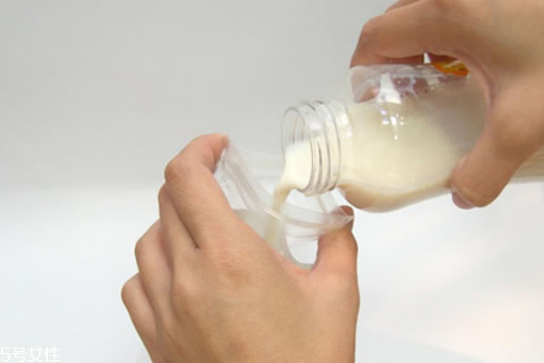 奶粉溶解快好还是慢好,奶粉溶解快好还是慢好,奶粉溶解慢有哪些原因呢?