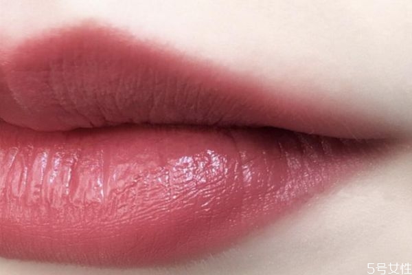 比较适合黄皮女生的口红,黑黄皮女生适合的发色
