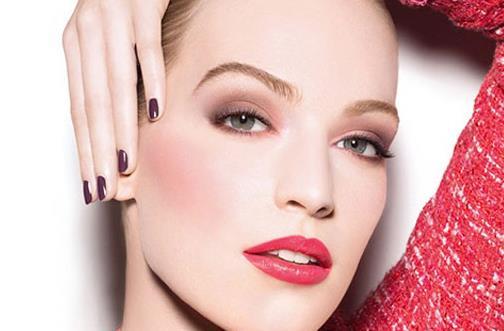 腮红和散粉哪个先用,腮红是在散粉前还是散粉后 腮红和散粉哪个先用,腮红是在散粉前还是散粉后