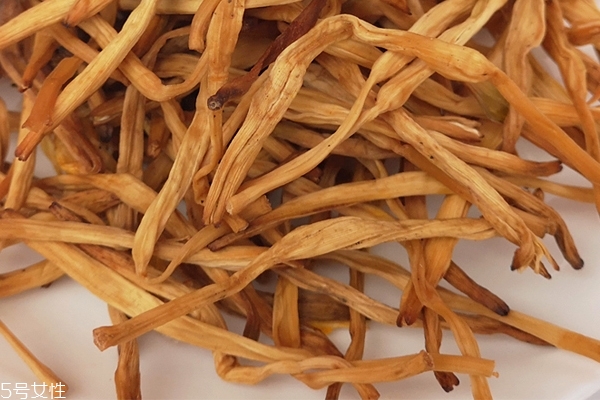 介绍黄花菜的生长及特征,黄花菜的生长环境