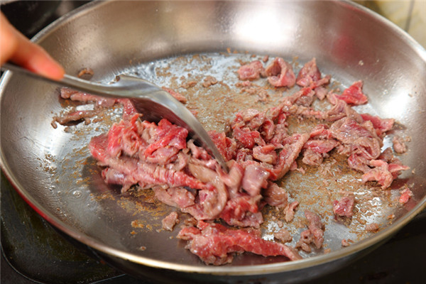 炒菜时,什么叫热锅冷油,热锅凉油炒菜