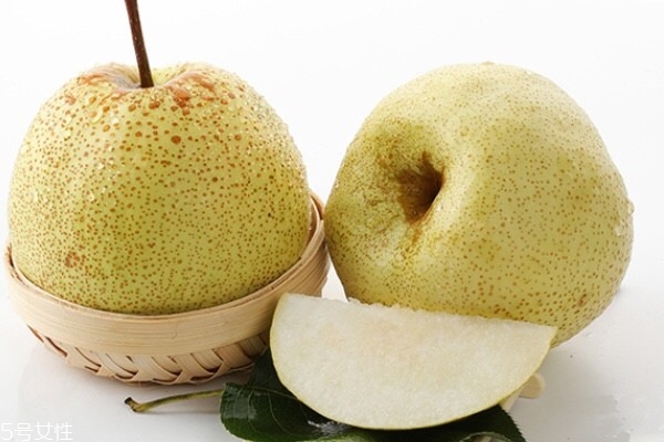 冰糖和梨子熬水的功效,冰糖雪梨的功效和作用是什么