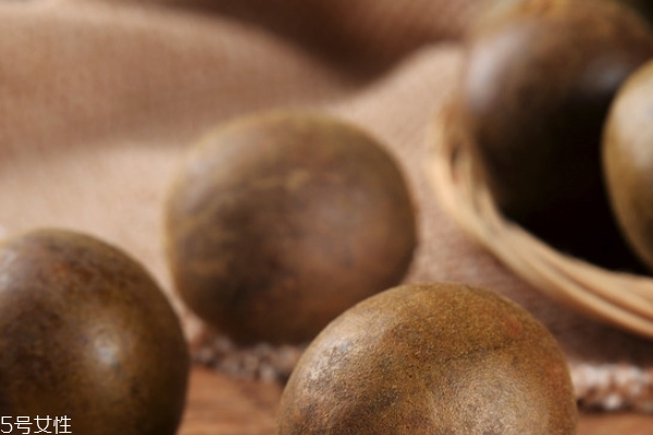 罗汉果皮和肉可以一起泡水喝吗,罗汉果泡水用皮泡还是里面果肉