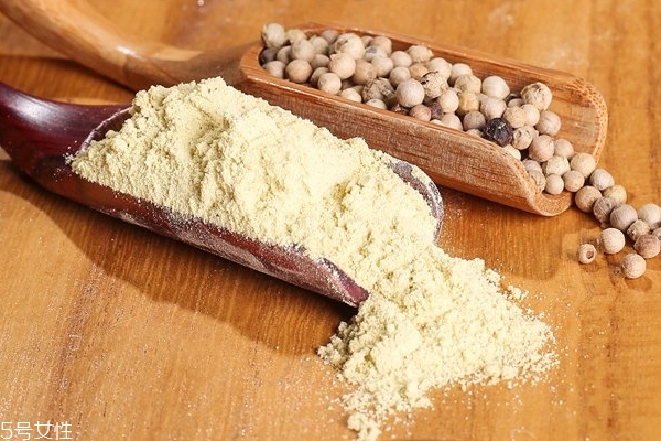 白胡椒和黑胡椒的区别和作用,白胡椒和黑胡椒的区别哪个好