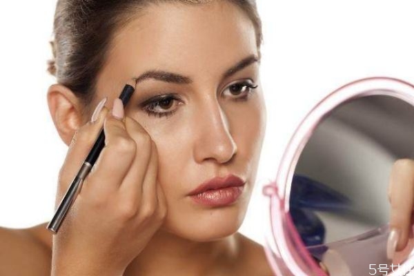 眉毛怎么定妆不脱妆,画眉毛怎么样才能不脱妆